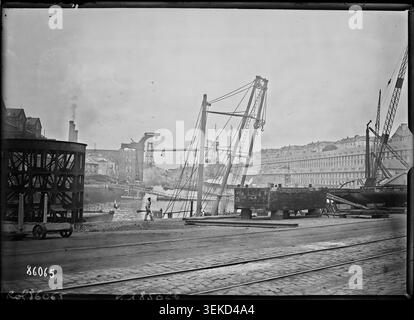 L'arsenal de Brest est enregistré dans une photographie de presse de 1923 produite par l'Agence Rol. L'image documente les installations de la base navale de la Marine française à Brest dans le Finistère et conserve une vue de l'arsenal pendant l'entre-deux-guerres. Banque D'Images