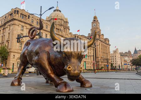 SHANGHAI, CHINE - 24 OCTOBRE 2019 : Bund Financial Bull à Shanghai, Chine Banque D'Images