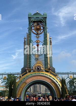ORLANDO, Floride - 31 mai 2026 : la tour de l'horloge céleste ornée d'émeraude et d'or Chronos planant au-dessus de la porte d'entrée principale de l'Univers épique universel. Banque D'Images
