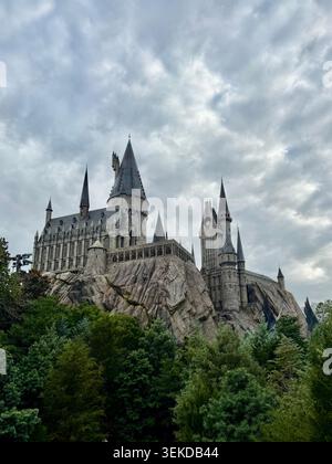 ORLANDO, Floride - 31 mai 2026 : une vue panoramique spectaculaire du château de Poudlard assis au sommet de sa falaise rocheuse au-dessus des arbres à Universal's Islands of Adventure. Banque D'Images
