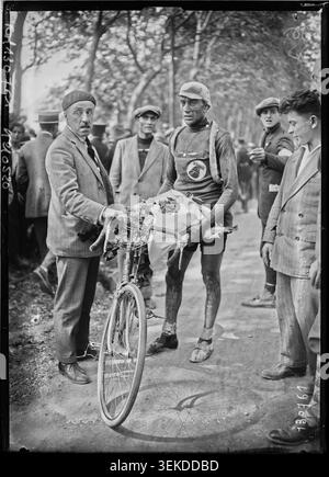 Antonin Magne apparaît à Grenoble le 4 juillet 1928 après avoir remporté la treizième étape du Tour de France de Nice à Grenoble. La photographie de presse monochrome enregistre le cycliste dans un portrait associé à l'une des courses sur route les plus importantes de l'époque. Banque D'Images