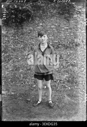 Mlle Ellena apparaît à Bellevue à Meudon le 27 février 1927 sur une photographie de presse émise par l'Agence Rol. L'impression sur gélatine argentée enregistre le coureur et fait partie de la couverture de portrait entre-deux-guerres consacrée aux femmes participant à l'athlétisme. Banque D'Images