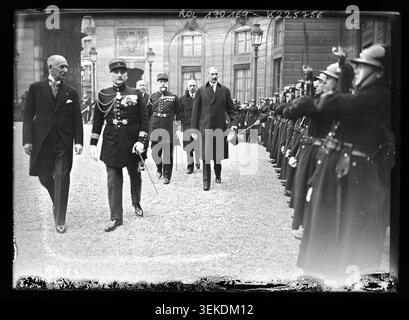 Christian X, roi de Danemark, passe en revue la garde d'honneur à l'Élysée à Paris le 17 février 1933. La photographie de presse documente la cérémonie militaire et l'inspection officielle des troupes dans la capitale française. Banque D'Images