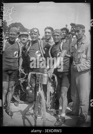 Marcel Huot, vainqueur de la 19ème étape du Tour de France de Metz à Charleville, pose portant le numéro 911, photographié par l'Agence Rol en 1928. Le cycliste se tient debout après avoir terminé l'étape de la course. Banque D'Images