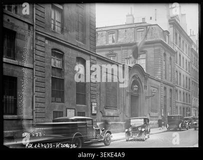 Le crédit foncier de France apparaît dans une photographie de presse de 1928 de l'Agence Rol, documentant le bâtiment de la banque, la porte-cochère, et l'environnement urbain le long de la rue des Capucines à Paris. La vue enregistre les caractéristiques architecturales et de paysage urbain associées à une institution financière française. Banque D'Images
