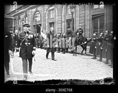 Le roi Christian X de Danemark examine la garde d'honneur à l'Élysée à Paris le 17 février 1933. La photographie de presse fait état d'une cérémonie militaire officielle lors de la visite du monarque danois en France et de son inspection de la garde de cérémonie. Banque D'Images