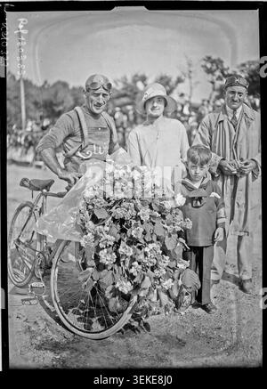 Victor Fontan est apparu à Hendaye lors de la huitième étape du Tour de France le 24 juin 1928 dans cette photographie de presse de la compétition des Pyrénées-Atlantiques. Banque D'Images