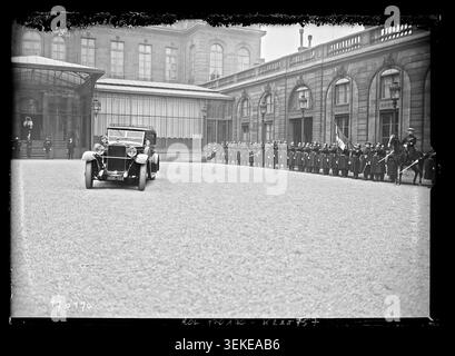 Christian X, roi de Danemark, arrive à l'Élysée à Paris le 17 février 1933 devant la garde d'honneur. La photographie de presse enregistre une cérémonie militaire dans la capitale française. Banque D'Images