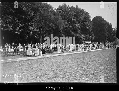 Des mannequins ont défilé des créations de maisons de haute couture lors d’une Garden party au Parc de Bagatelle dans le bois de Boulogne, Paris, le 27 juin 1931. La photographie de presse enregistre une présentation de mode dans un parc. Banque D'Images