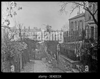 Maisons et jardins appartenant à une villa du 24 rue Norvins dans le quartier de Montmartre à Paris sont enregistrés en 1905. L'Agence Rol a photographié la propriété et ses environs dans le cadre d'une enquête de presse sur le paysage urbain de la région. Banque D'Images