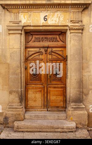 Porte ornée à Avignon France Banque D'Images