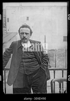 Charles Desplanques apparaît dans une photographie de presse réalisée à Paris, en France, en 1907. Le portrait identifie le syndicaliste avec la Confédération générale du travail et le relie à Union House dans le 10e arrondissement de la ville. Banque D'Images
