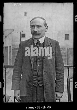 Alphonse Merrheim apparaît dans une photographie de presse de l'Agence Rol datée de 1907 à Paris 10ème arrondissement à la Maison de l'Union. Le syndicaliste pose en tenue formelle, et la photographie de presse monochrome enregistre son lien avec la Confédération générale du travail en France. Banque D'Images