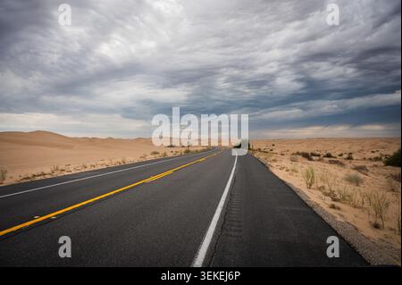 La California Highway 78, la Ben Hulse Highway, serpente à travers les Imperial Sand Dunes, ou Algodones Dunes, dans le sud-est de la Californie. ÉTATS-UNIS. Banque D'Images
