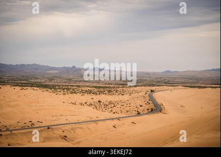 La California Highway 78, la Ben Hulse Highway, serpente à travers les Imperial Sand Dunes, ou Algodones Dunes, dans le sud-est de la Californie. ÉTATS-UNIS. Banque D'Images
