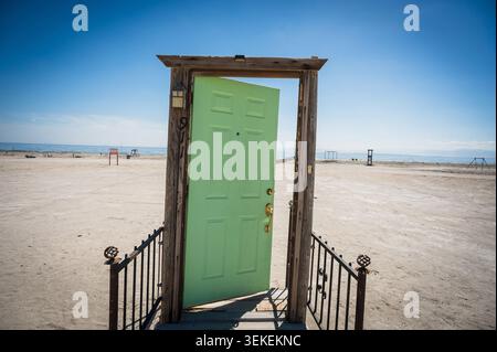 Installations artistiques en bord de mer à Bombay Beach, sur les rives de la mer de Salton. Californie, États-Unis. Banque D'Images