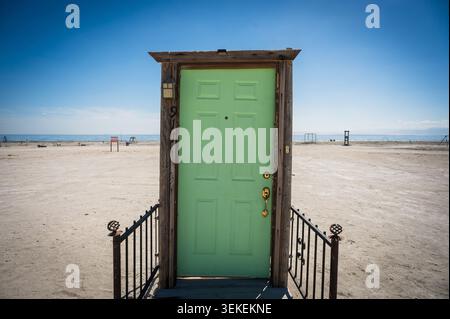 Installations artistiques en bord de mer à Bombay Beach, sur les rives de la mer de Salton. Californie, États-Unis. Banque D'Images