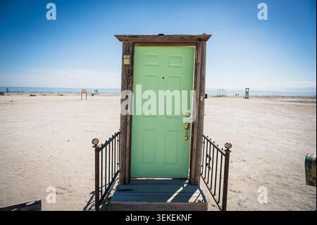 Installations artistiques en bord de mer à Bombay Beach, sur les rives de la mer de Salton. Californie, États-Unis. Banque D'Images