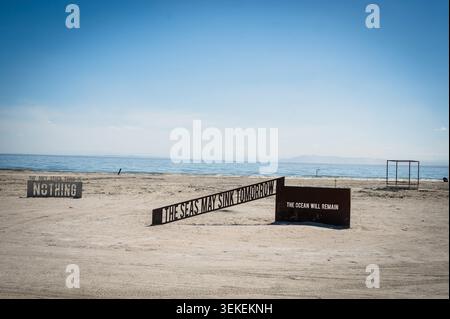 Installations artistiques en bord de mer à Bombay Beach, sur les rives de la mer de Salton. Californie, États-Unis. Banque D'Images