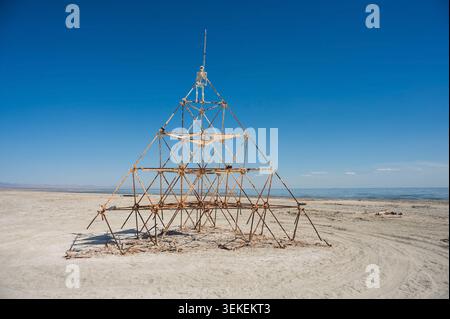 Installations artistiques en bord de mer à Bombay Beach, sur les rives de la mer de Salton. Californie, États-Unis. Banque D'Images