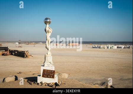 Installations d'art en front de mer à Bombay Beach, près de l'entrée de ce qui autrefois la marina communautaire, sur la rive de la mer de Salton. Californie, U. Banque D'Images