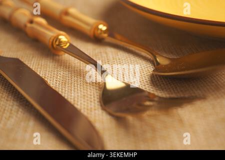 Élégants ustensiles dorés sur une table pour dîner Banque D'Images