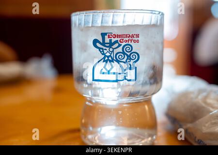 Café Komeda's eau glacée gratuite servie dans un verre logo Banque D'Images