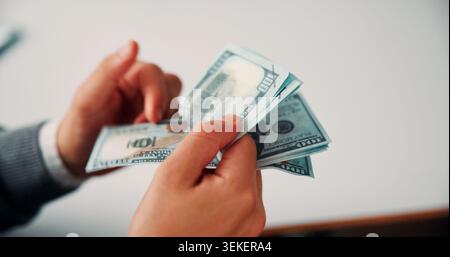 Argent, comptage et mains de l'homme d'affaires au bureau pour la gestion financière, la comptabilité et l'audit. Entreprise, comptable et personne avec de l'argent comptant pour Banque D'Images