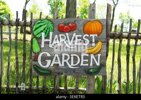 Harvest Garden signe en bois rustique avec des fruits et légumes peints Banque D'Images