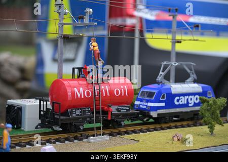 Schlagsdorf, Allemagne, 31 mai 2026 : chemin de fer miniature, train de marchandises, et un ouvrier sur une échelle réparant l'électrification, montré sur un festival d'information Banque D'Images
