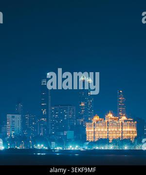 Immeubles de grande hauteur à Mumbai la nuit. Skyline de Bombay la nuit avec l'hôpital Saifee Banque D'Images