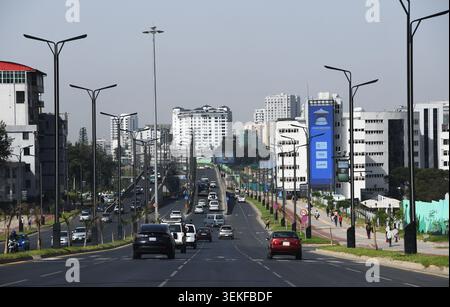 Conduite sur Bole Road à Addis-Abeba, Ethiopie. Banque D'Images