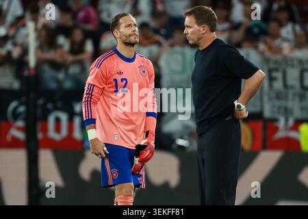Le gardien Oliver Baumann et l'entraîneur-chef allemand Julian Nagelsmann lors du match opposant -Allemagne vs Finlande- (score final 4-0) le 31 mai 2026 au MEWA Arena de Mayence, en Allemagne Banque D'Images