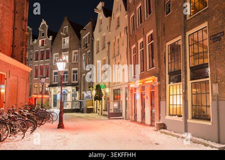 Oudekerksplein, Amsterdam, pays-Bas :Rue vide dans le quartier rouge en raison du couvre-feu lié au coronavirus/COVID-19. Belle scène hivernale. Banque D'Images