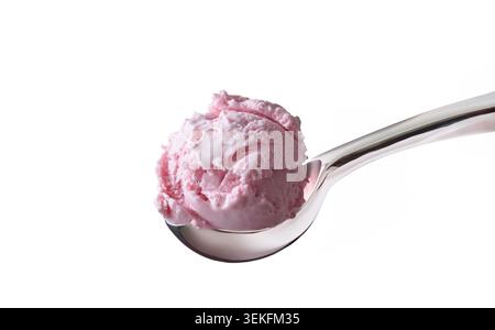 Gros plan de crème glacée à la fraise rose sur une cuillère métallique isolée sur un fond blanc avec un éclairage doux et une texture crémeuse. Banque D'Images