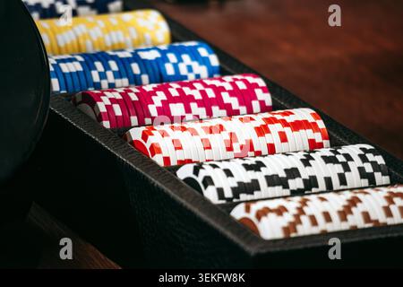 Monte Carlo, Monaco - 17 septembre 2025 : jetons de casino colorés disposés en plateau à l'intérieur du célèbre Casino de Monte Carlo à Monaco Banque D'Images