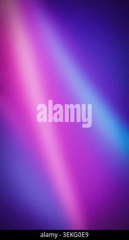 Fond vertical granuleux abstrait dynamique. Les stries lumineuses roses et bleues brillantes se fondent sur une texture dégradée violette, parfaite pour le wallp mobile à la mode Banque D'Images