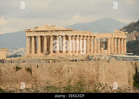Vue de l'Acropole Athènes Grèce avec temple du Parthénon dédié à la déesse grecque Athéna de Philopappos colline Filopappou Banque D'Images