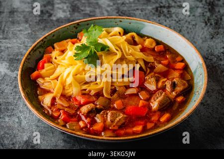 Soupe Lagman à l'agneau, nouilles maison et légumes. Cuisine d'Asie centrale. Banque D'Images