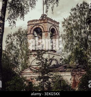 Vieille église en ruine au crépuscule. Banque D'Images