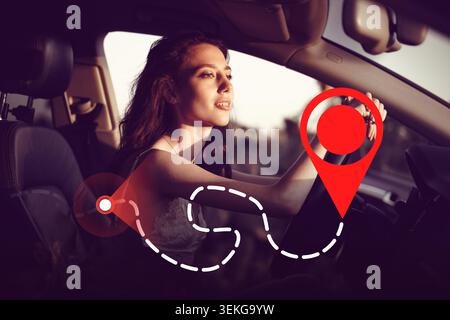 Carte d'itinéraire de voyage montrant l'itinéraire de taxi pendant qu'une femme conduit dans une voiture Banque D'Images