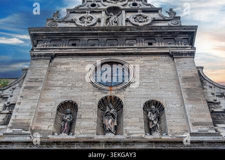 Façade en pierre détaillée d'une ancienne église européenne. Banque D'Images