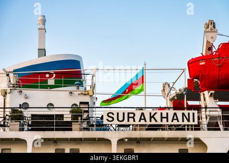 Pont et coque du musée du pétrolier flottant Surakhani avec le drapeau azerbaïdjanais flottant à bord. Bakou, Azerbaïdjan. Banque D'Images