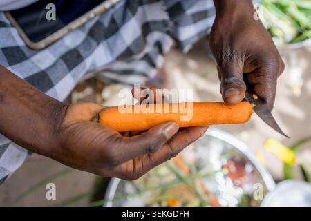 gros plan sur la femme rurale africaine préparant la nourriture à la maison, concept de nourriture et de nutrition en afrique Banque D'Images
