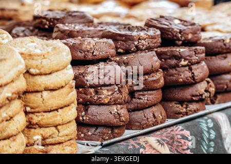 Biscuits au chocolat fraîchement cuits empilés sur un plateau de boulangerie, avec une riche saveur de cacao, une texture grossière et un savoir-faire artisanal, idéal pour le dessert, Banque D'Images