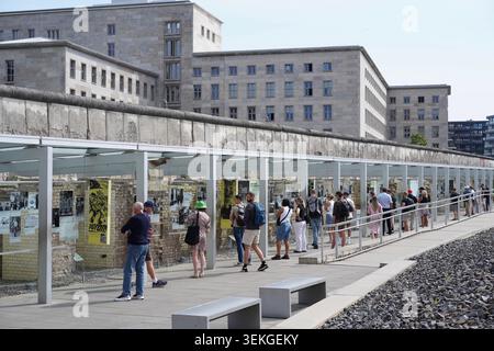 Berlin, Allemagne - 2 juin 2026 : touristes visitant l'exposition topographie de la terreur le long du mur de Berlin et l'ancien ministère de l'aviation du Reich. Banque D'Images