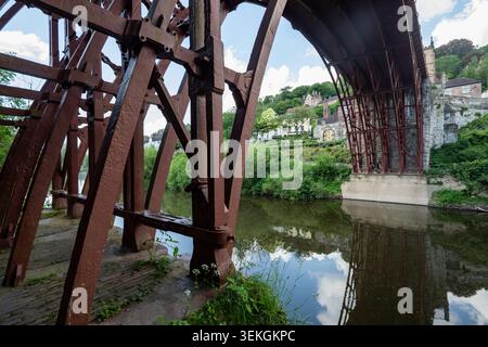 Pont en fer sur la rivière Severn à Ironbridge, Telford, Shropshire. Banque D'Images