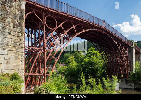 Pont de fer sur la rivière Severn à Telford, Shropshire, Angleterre. Banque D'Images