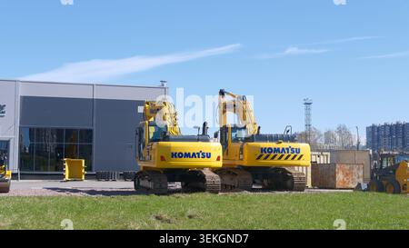 Pelles hydrauliques Komatsu jaunes, machines lourdes pour le creusement, le levage, le terrassement dans les mines ou les travaux routiers. Deux machines stationnées Banque D'Images