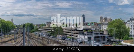 Nantes, France - 05 09 2026 : Gare de Nantes. Vue panoramique sur les principaux monuments de la ville et les lignes de chemin de fer en face, de l'intérieur de la stat Banque D'Images